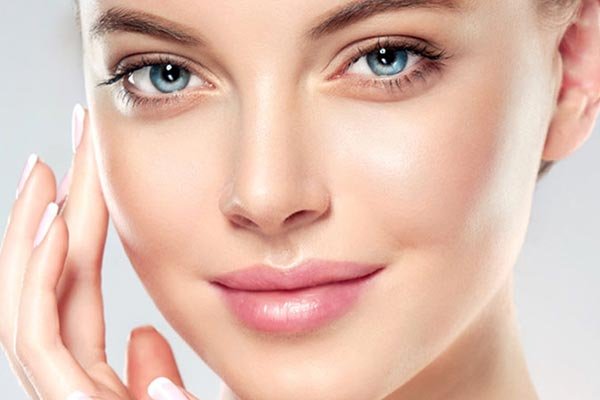 maçã do rosto bem definida com preenchimento malar